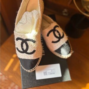 CHANEL Beige Tweed Espadrille Flats with Black Cap Toe